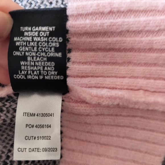 Torrid Women's Long Sleeve Pink Sweater With Black Hearts Size 2x - Picture 9 of 9